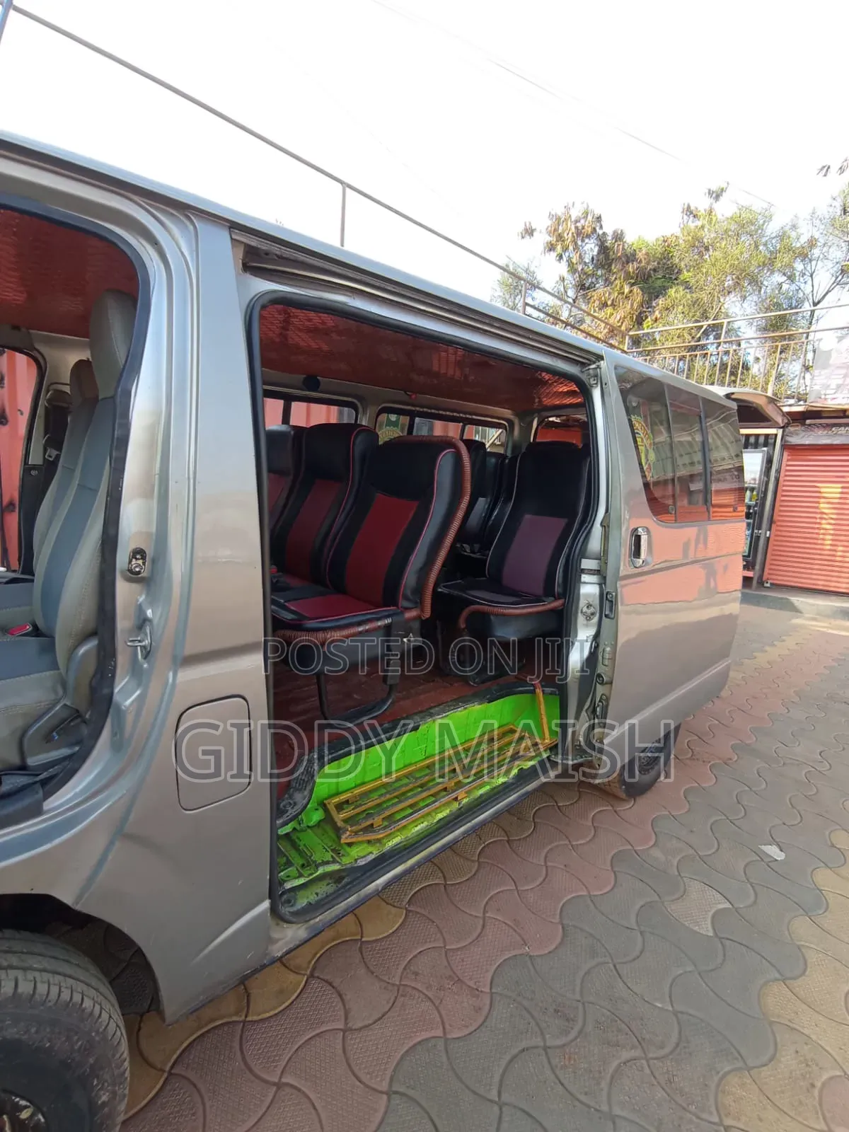Toyota HiAce 2010 Gold