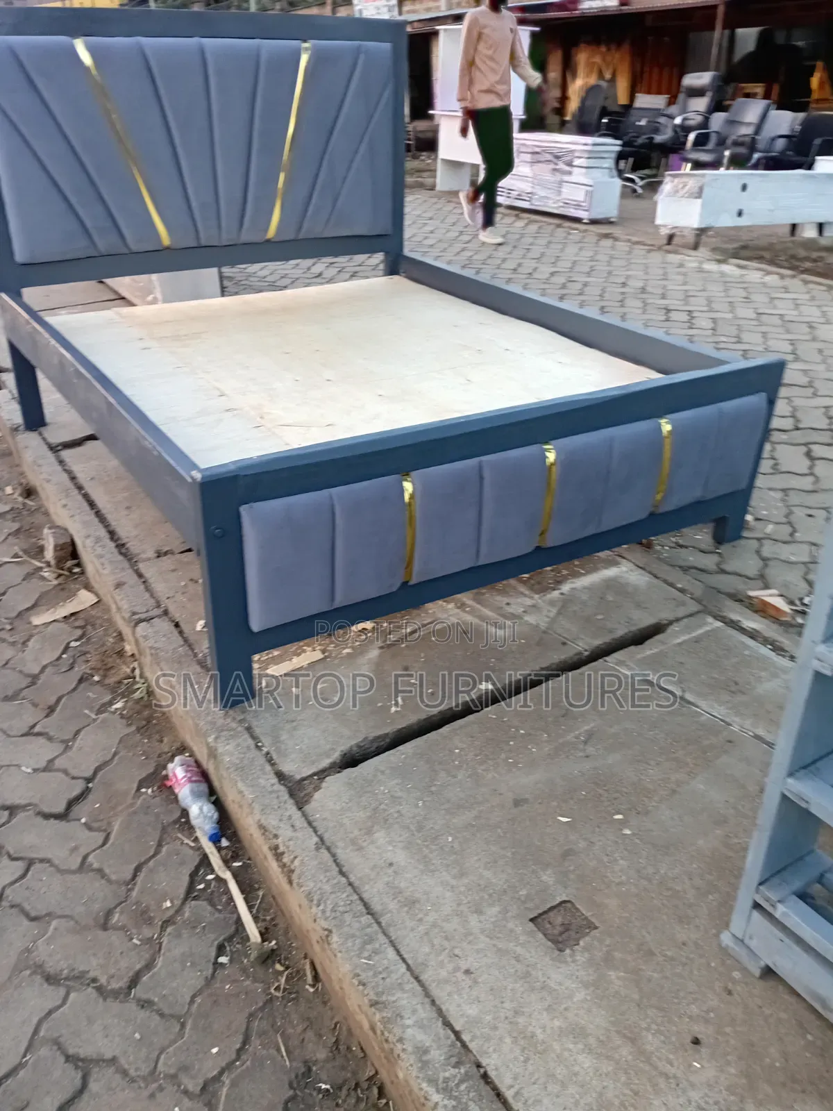 5×6 Gray Chester Bed