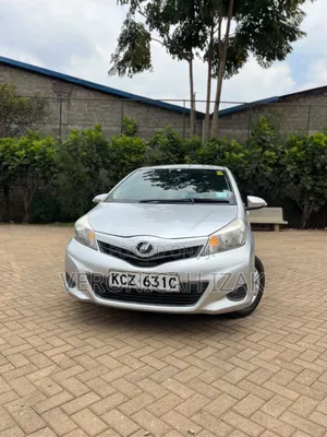 Toyota Vitz 2013 Silver