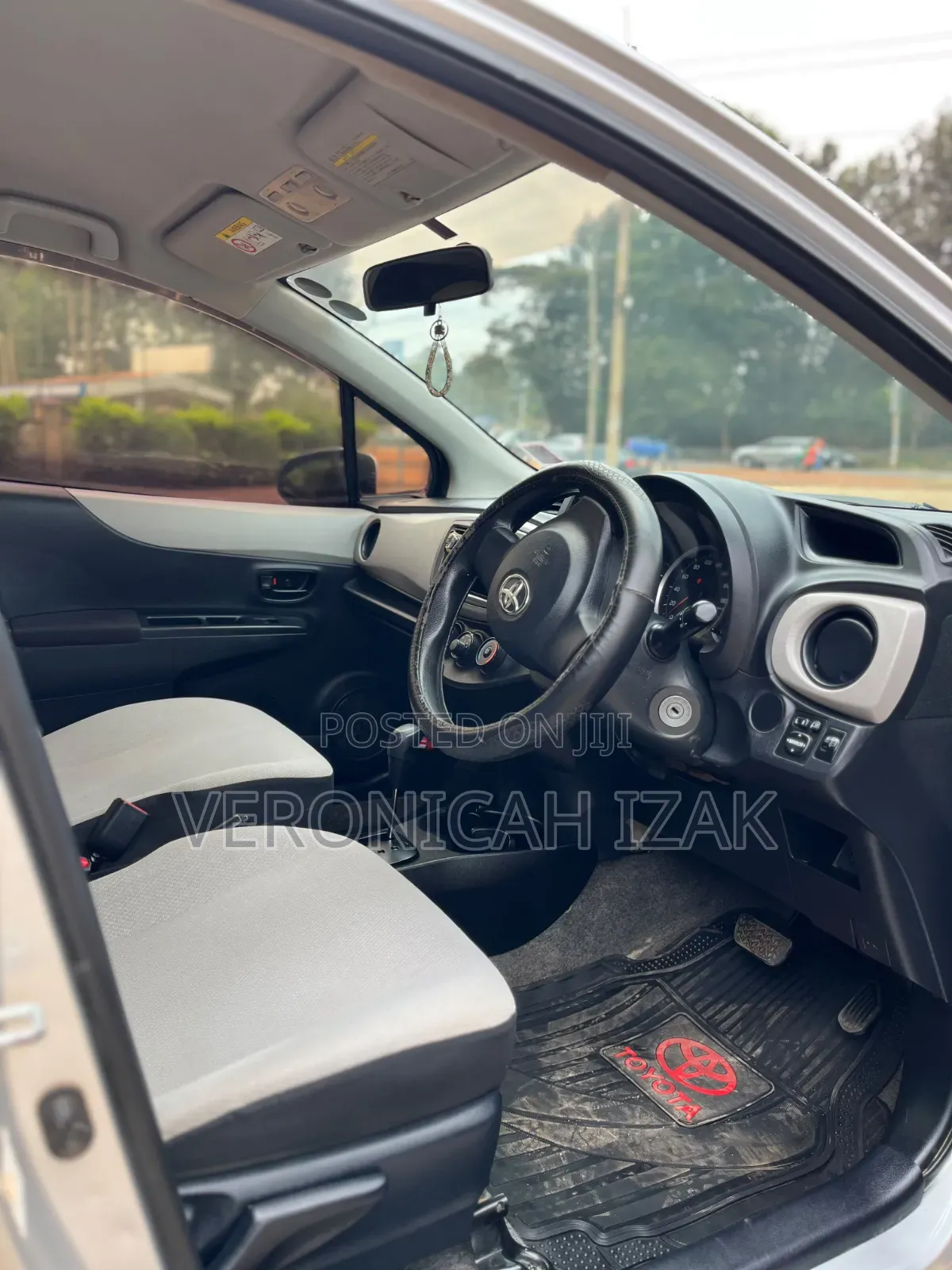 Toyota Vitz 2013 Silver