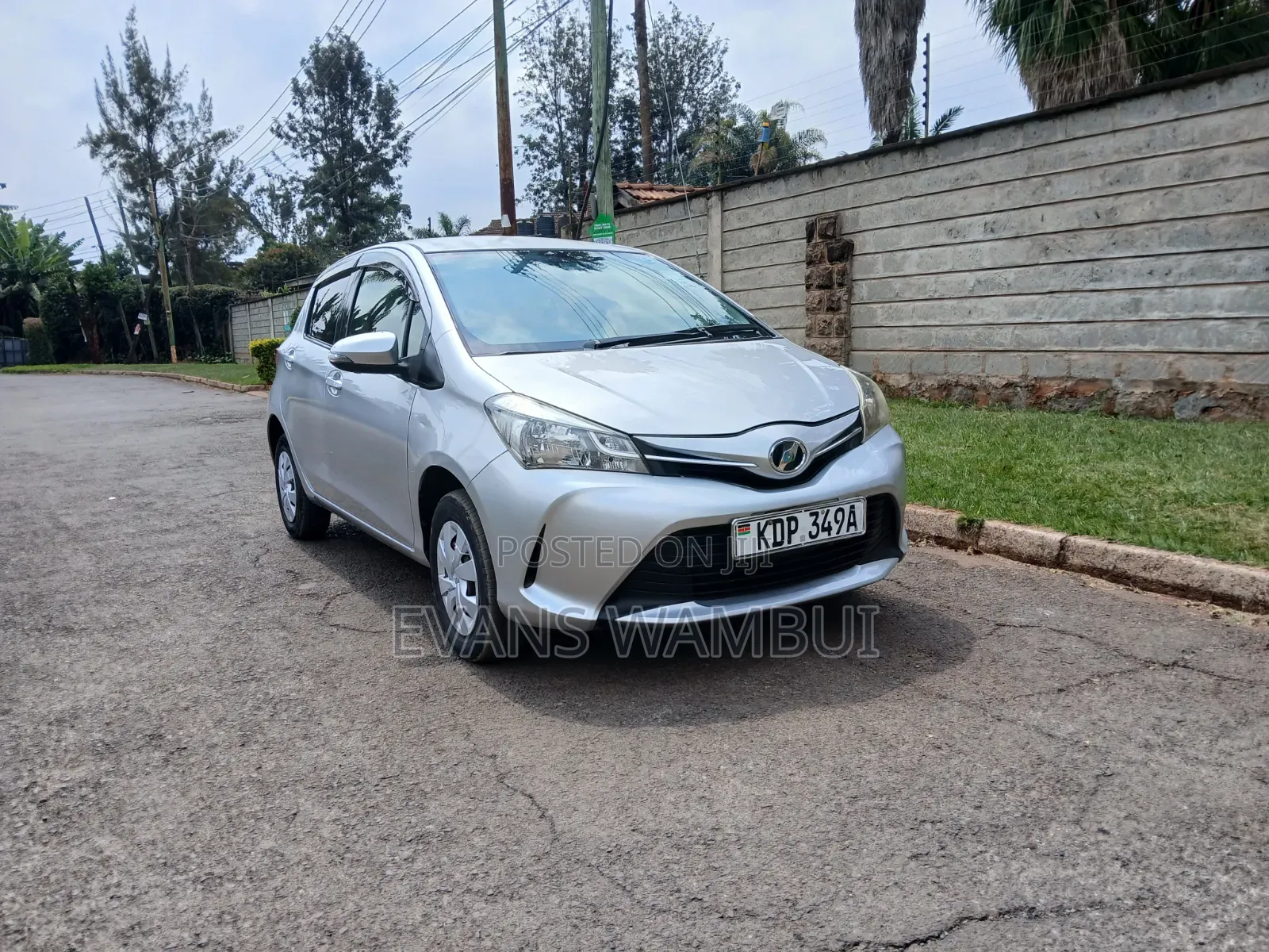 Toyota Vitz 2015 Silver
