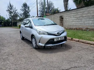 Toyota Vitz 2015 Silver