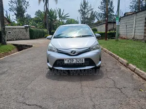Toyota Vitz 2015 Silver
