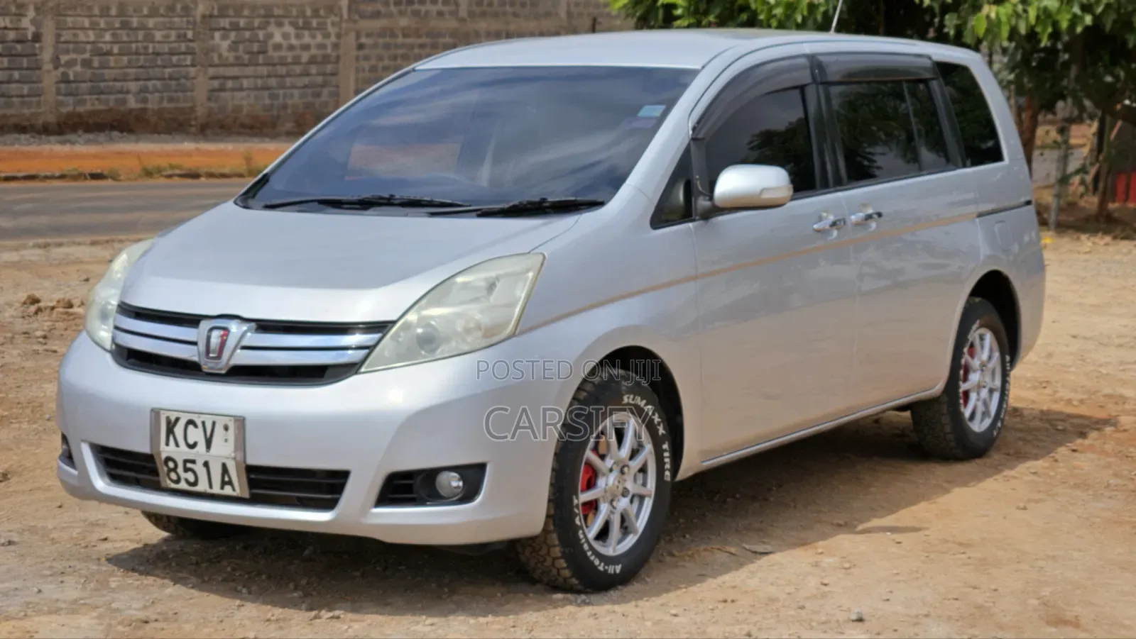 Toyota ISIS 2012 Silver