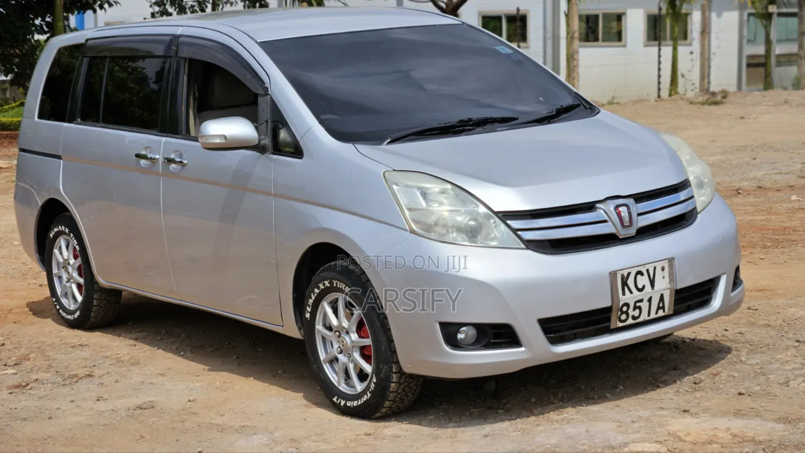 Toyota ISIS 2012 Silver