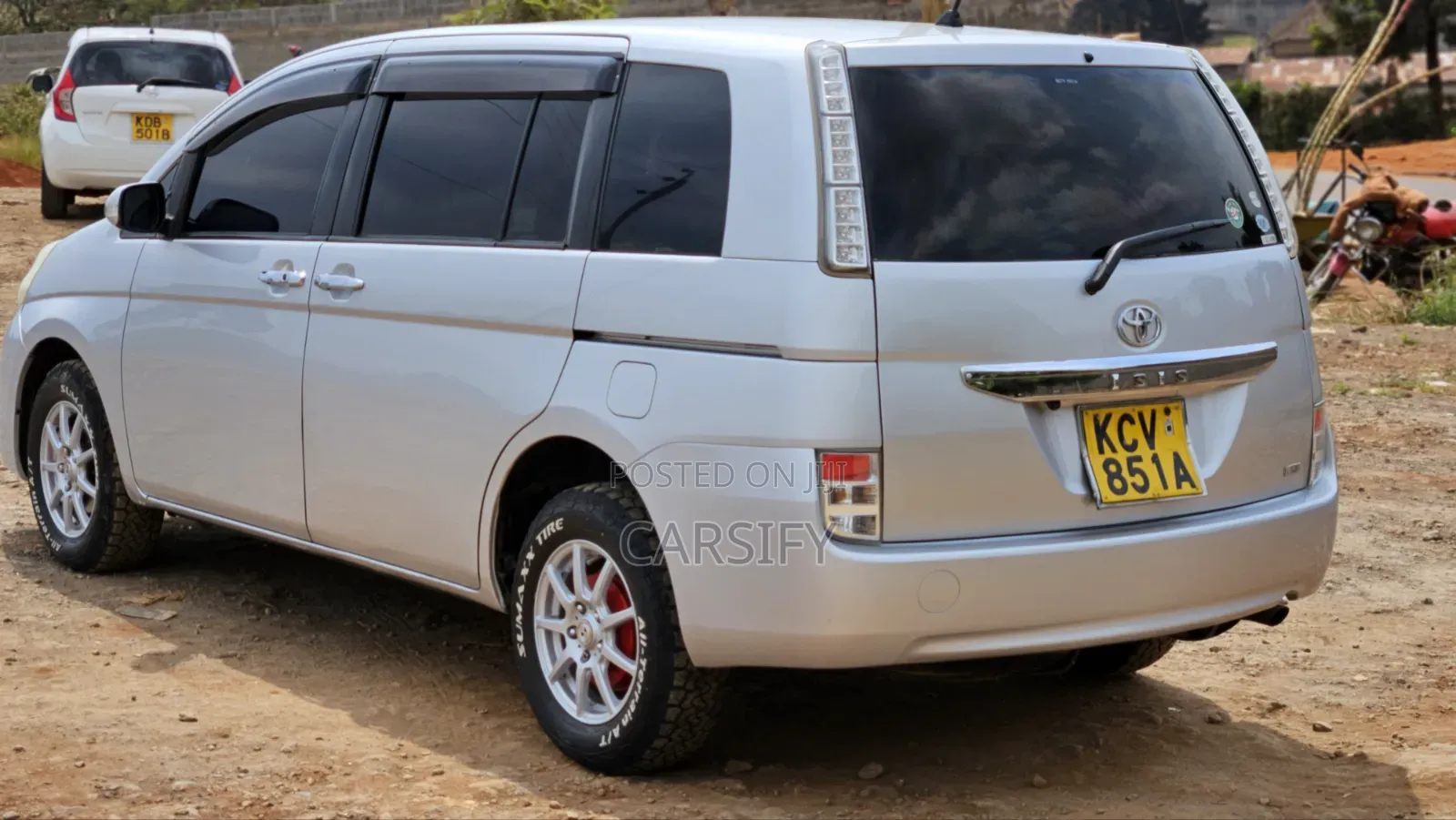 Toyota ISIS 2012 Silver
