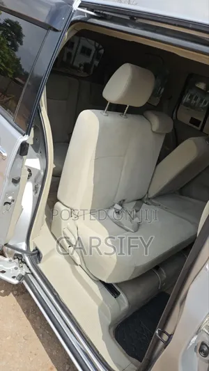 Toyota ISIS 2012 Silver