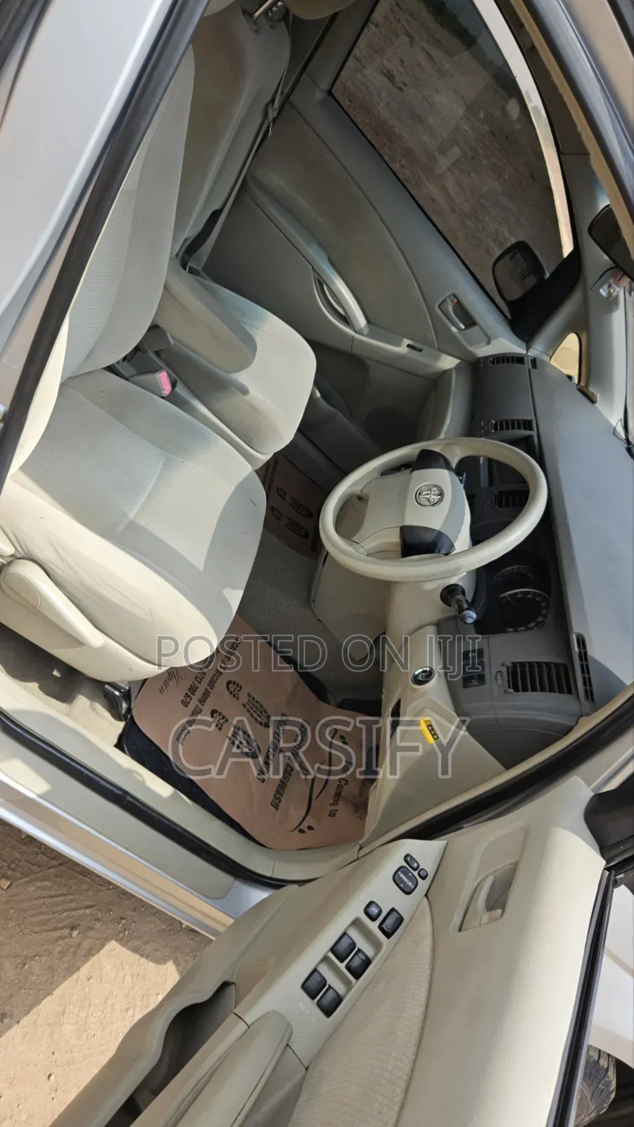 Toyota ISIS 2012 Silver