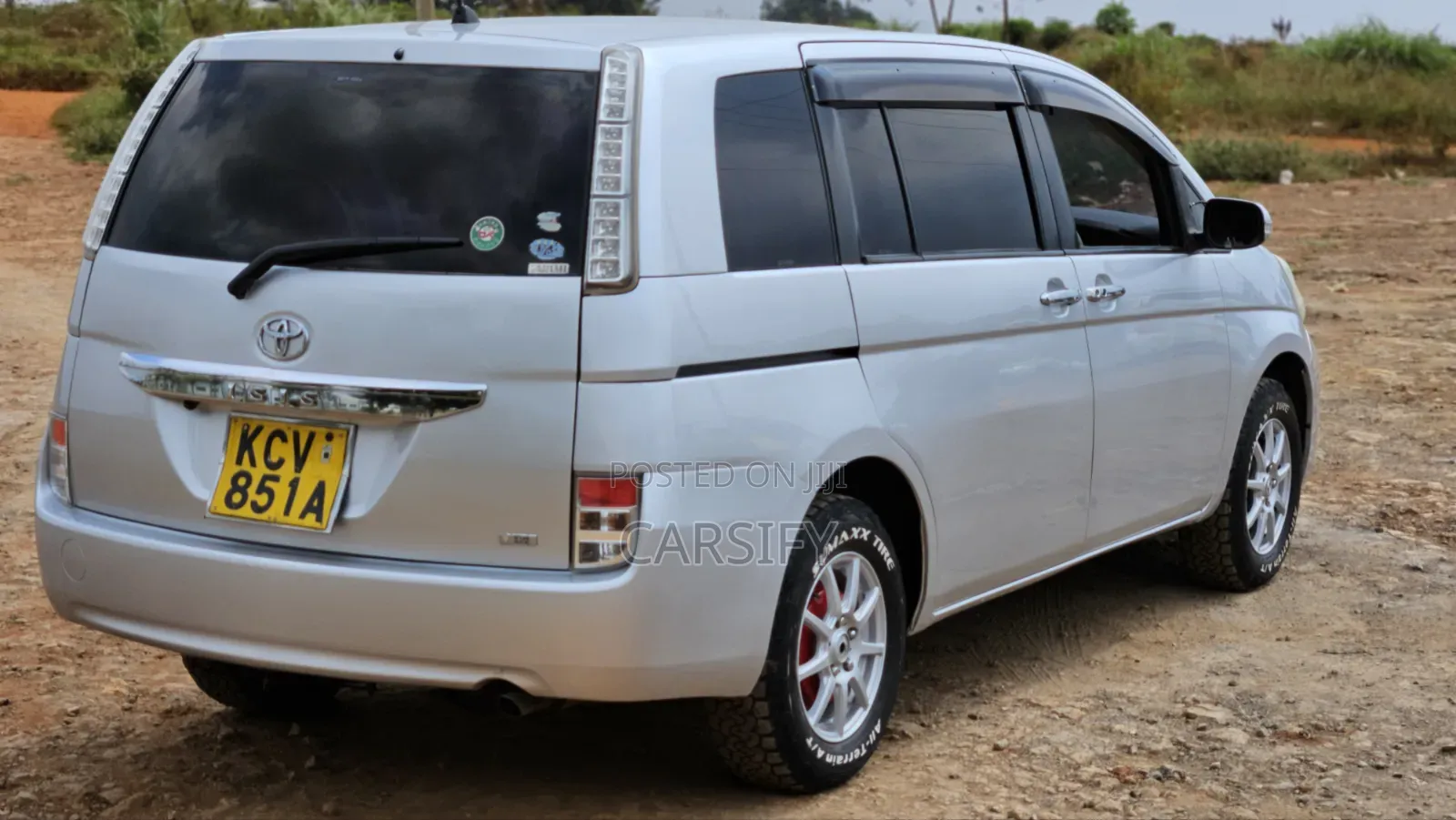 Toyota ISIS 2012 Silver