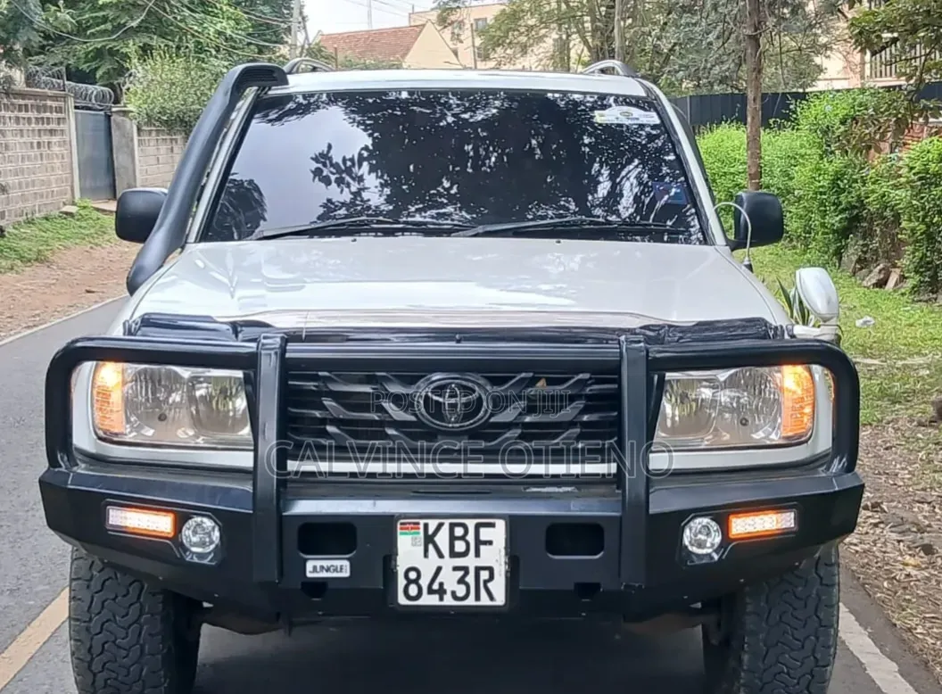 Toyota Land Cruiser 2004 White