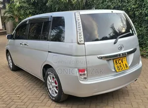 Toyota ISIS 2012 Silver