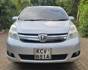 Toyota ISIS 2012 Silver