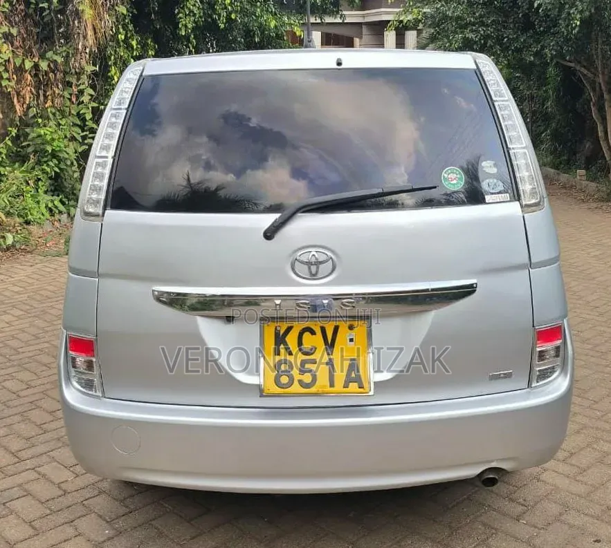 Toyota ISIS 2012 Silver