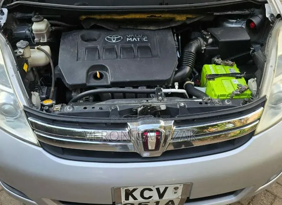 Toyota ISIS 2012 Silver