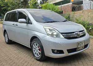 Toyota ISIS 2012 Silver