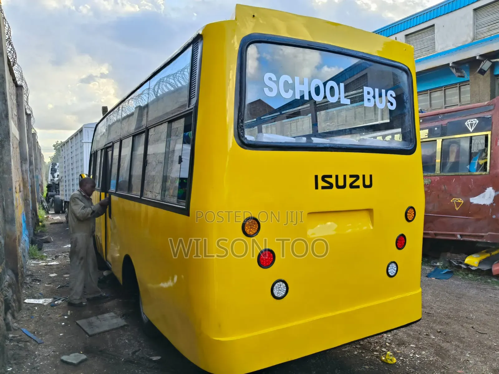 Isuzu NQR 2014 Yellow
