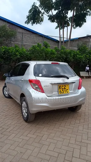 Toyota Vitz 2013 Silver