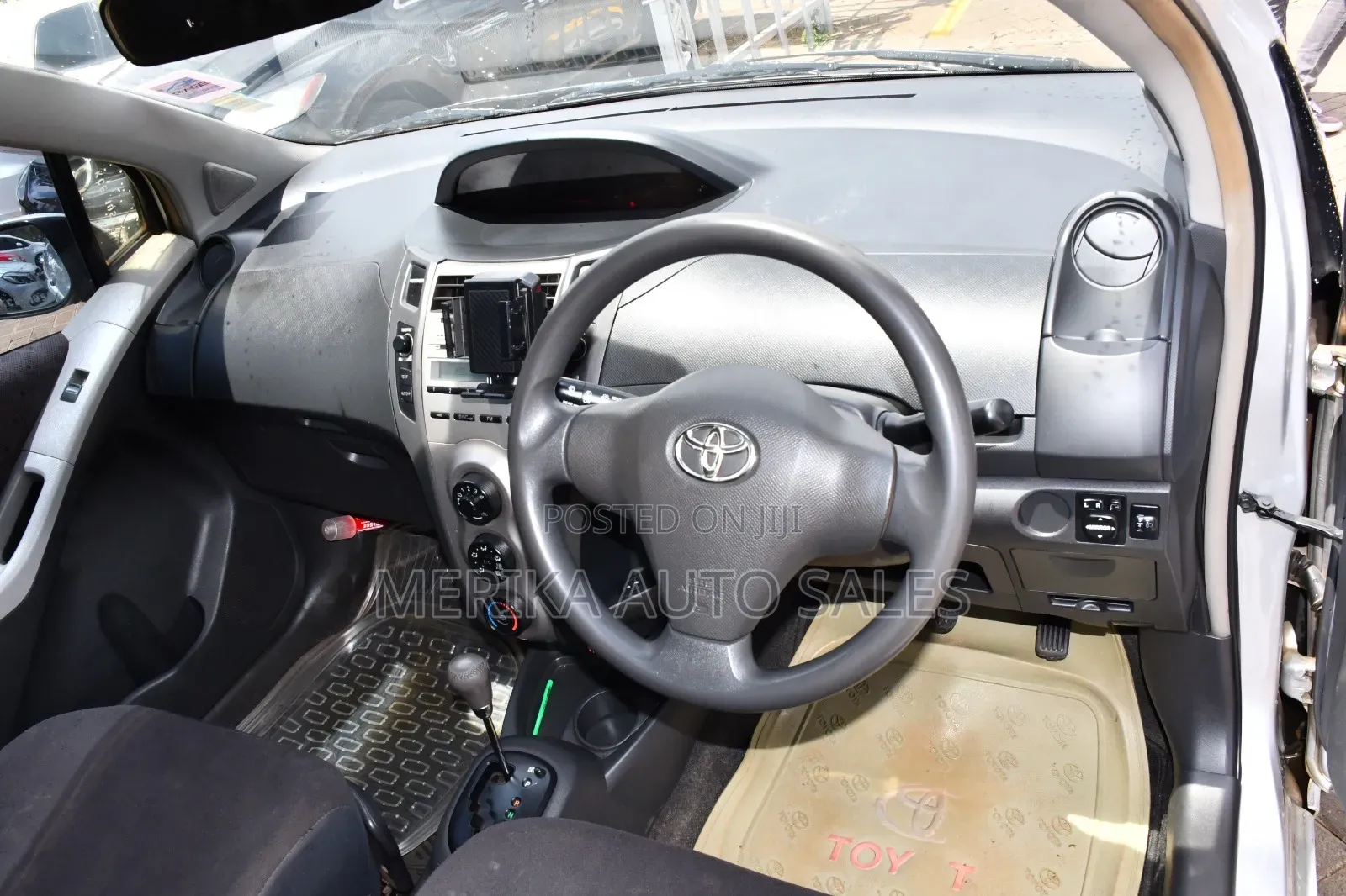 Toyota Vitz 2008 Silver