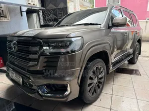 Toyota Land Cruiser 2010 Gold