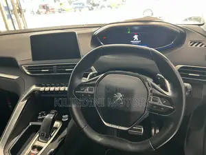 Peugeot 5008 2019 Green