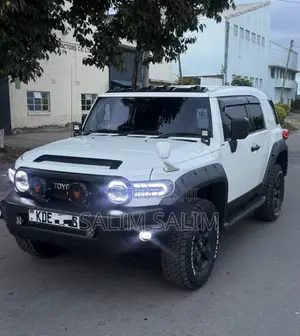 Toyota FJ Cruiser 2014 White