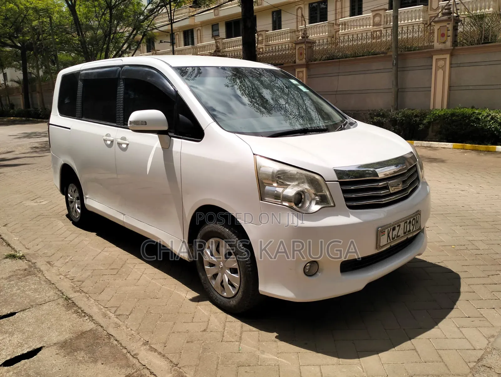 Toyota Noah 2013 White