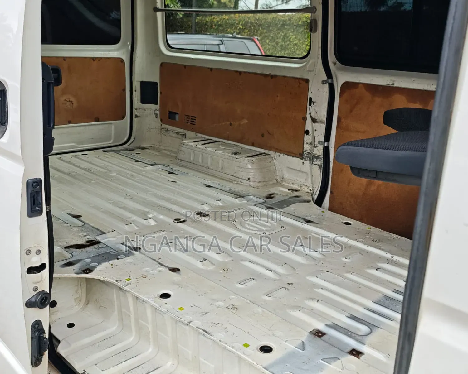 Toyota HiAce 2013 White