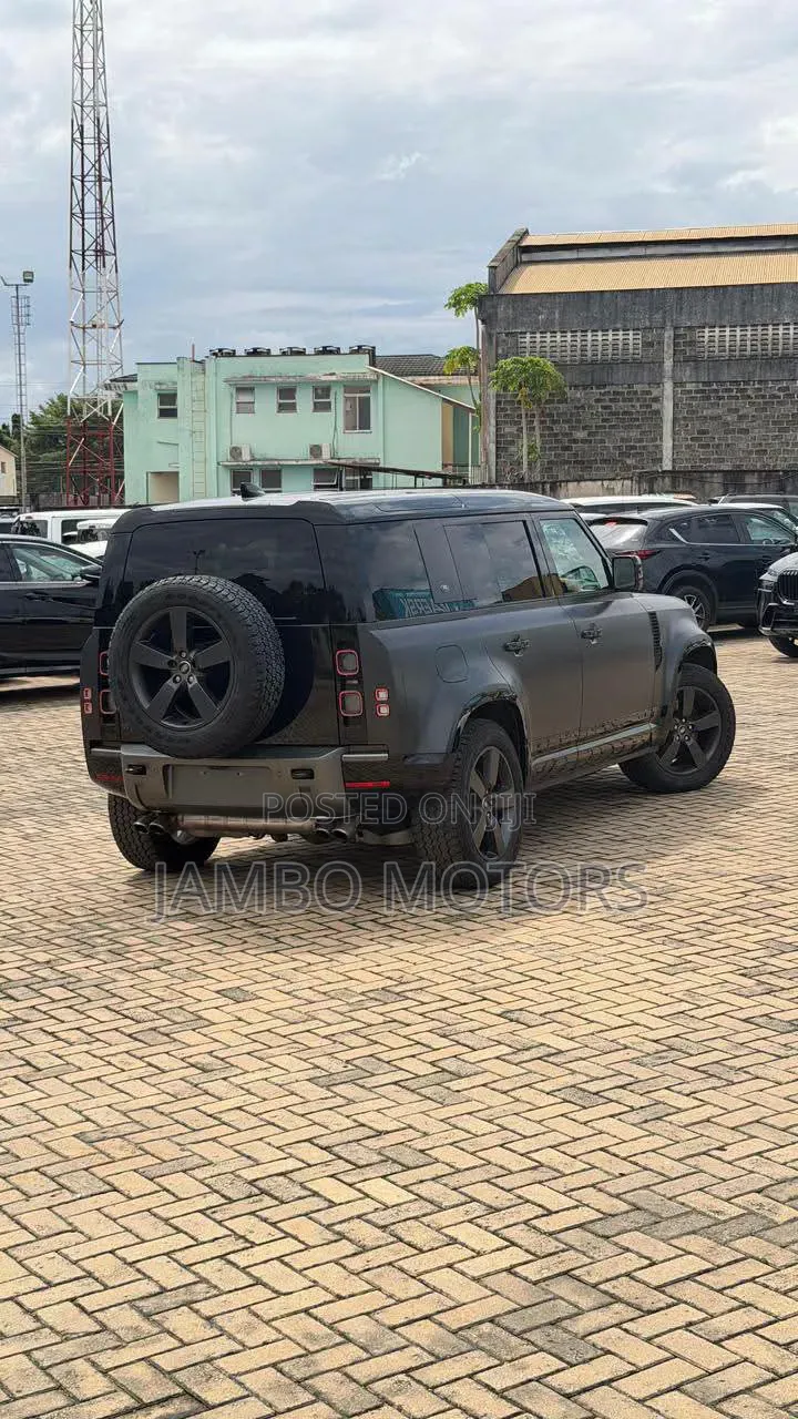 Land Rover Defender 110 P400 X-Dynamic SE 2025 Matt Black