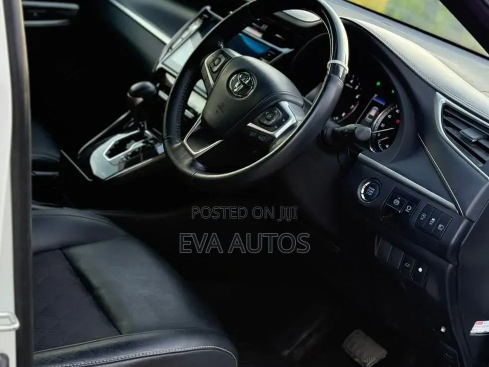 Toyota Harrier 2.0 2019 White