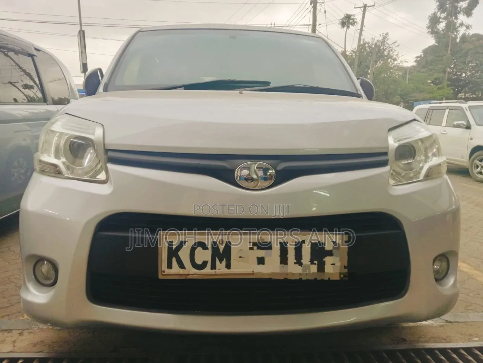 Toyota Sienta 2011 Silver