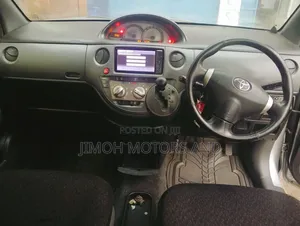 Toyota Sienta 2011 Silver