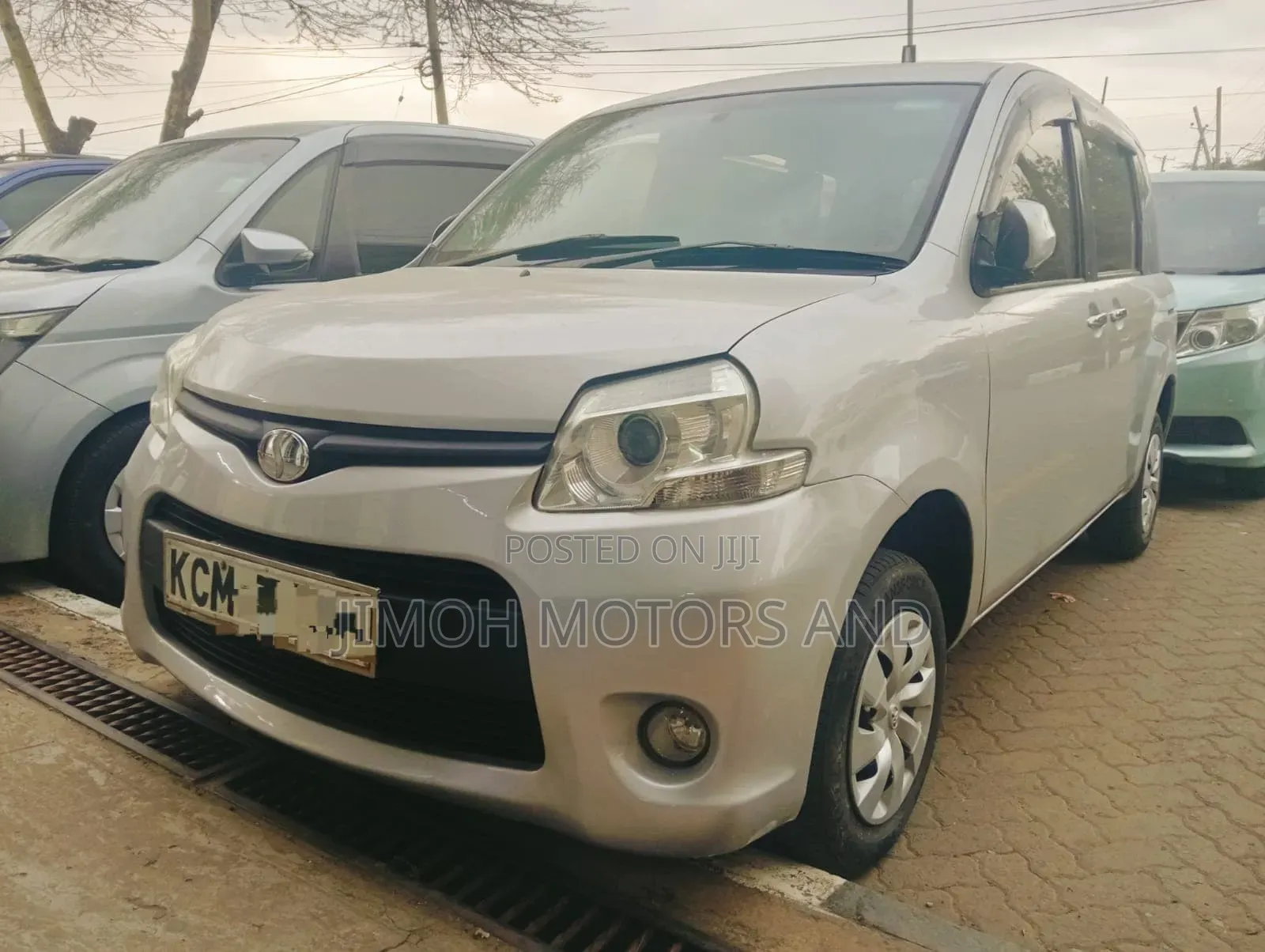 Toyota Sienta 2011 Silver