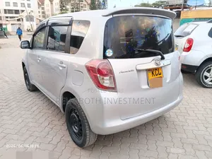 Toyota Ractis 2010 Silver