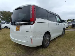 Toyota Esquire 2.0 FWD (8 seater) 2017 White