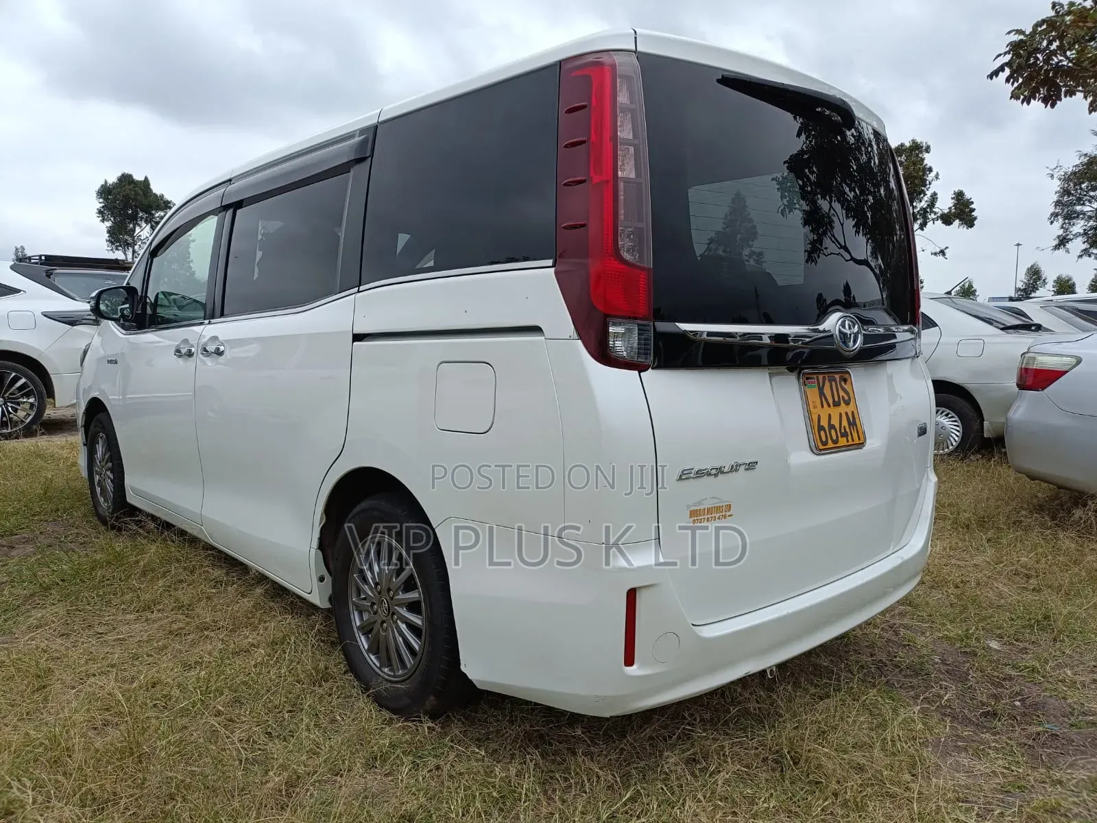 Toyota Esquire 2.0 FWD (8 seater) 2017 White