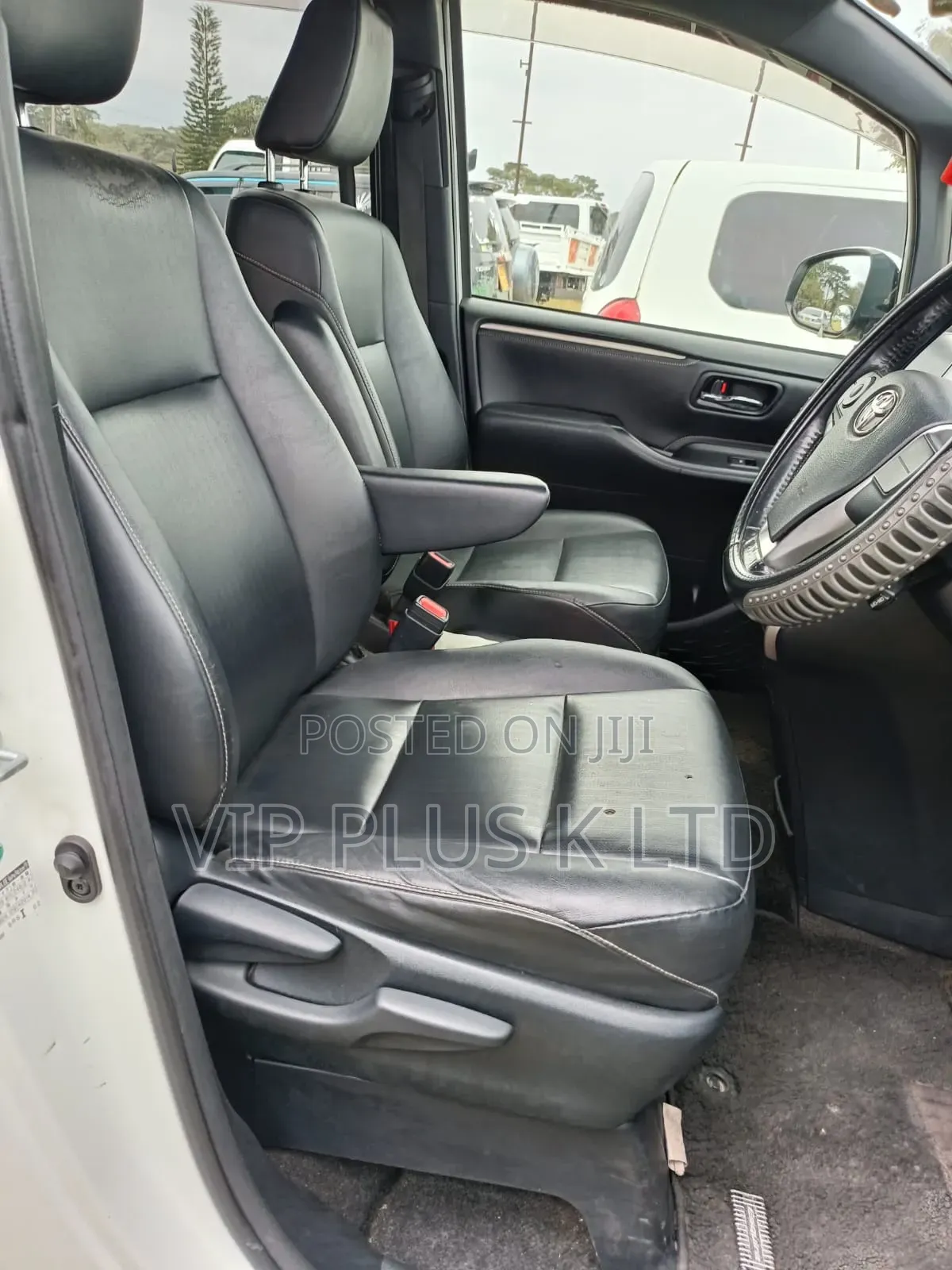 Toyota Esquire 2.0 FWD (8 seater) 2017 White