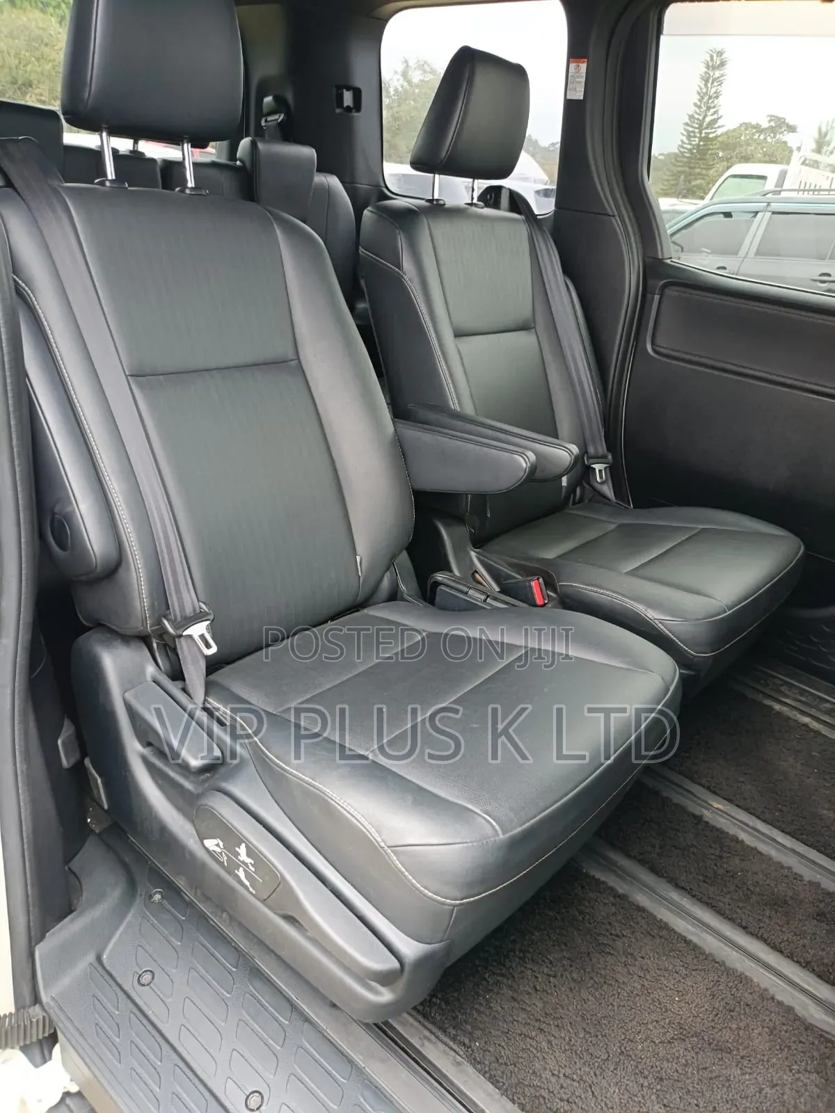 Toyota Esquire 2.0 FWD (8 seater) 2017 White