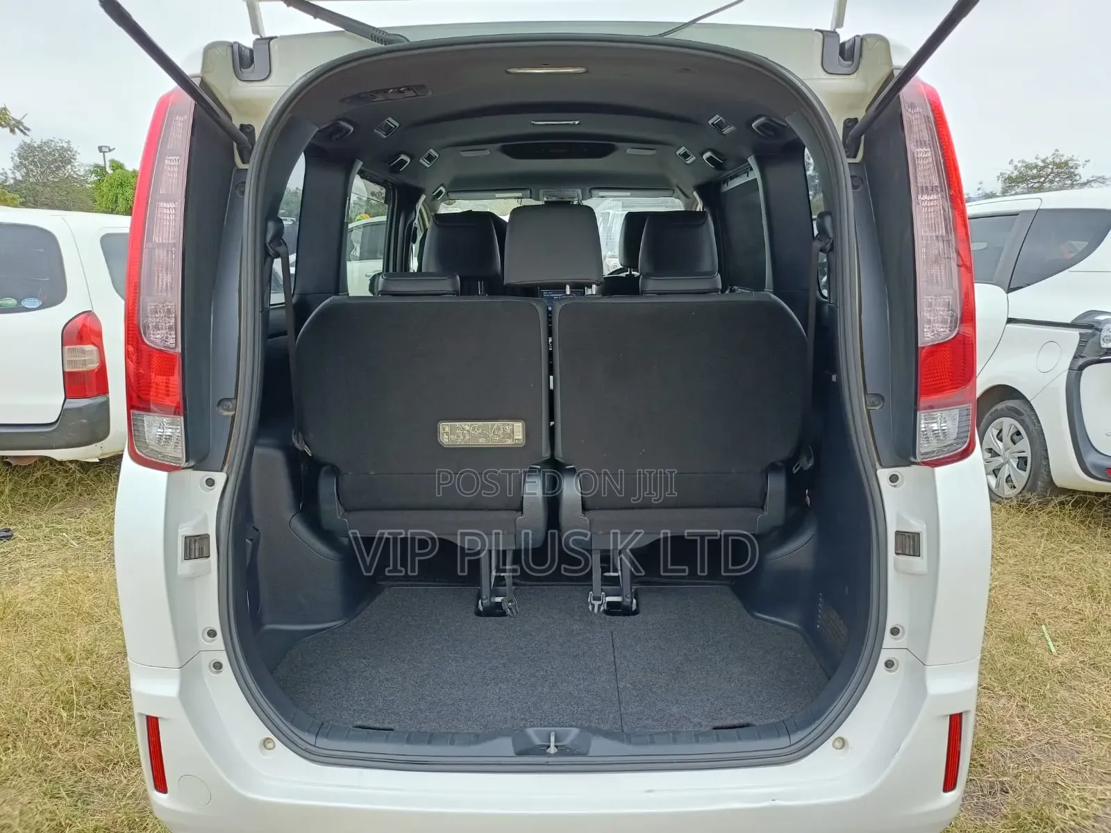 Toyota Esquire 2.0 FWD (8 seater) 2017 White
