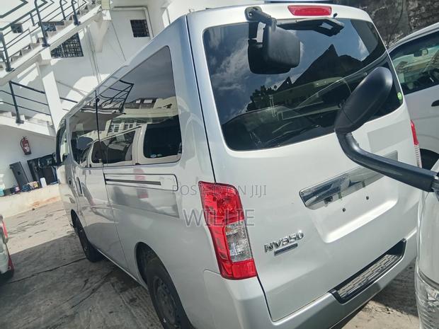 Nissan Caravan (Urvan) 2019 Silver - thumbnail 7
