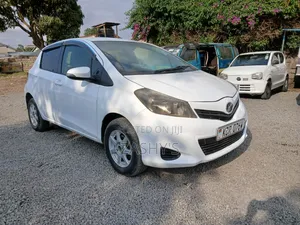 Toyota Vitz 2011 Silver