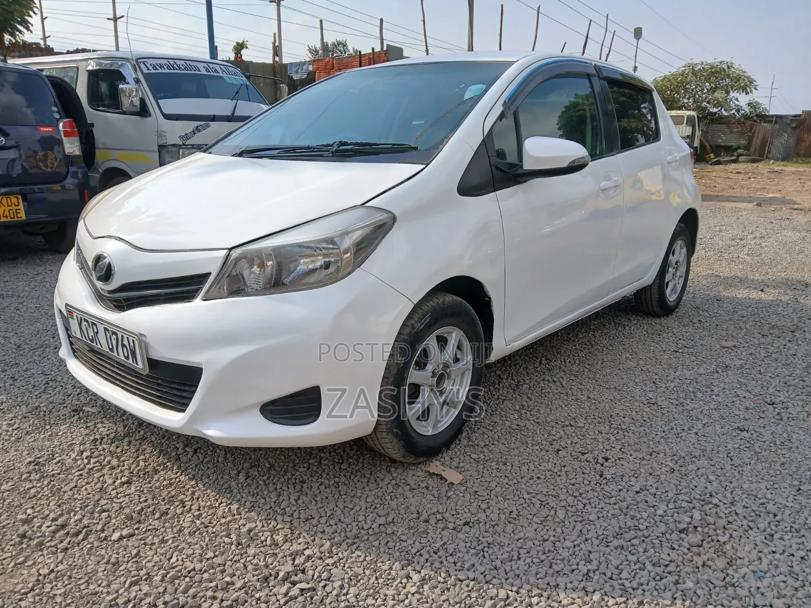 Toyota Vitz 2011 Silver