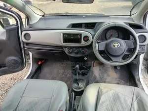 Toyota Vitz 2011 Silver