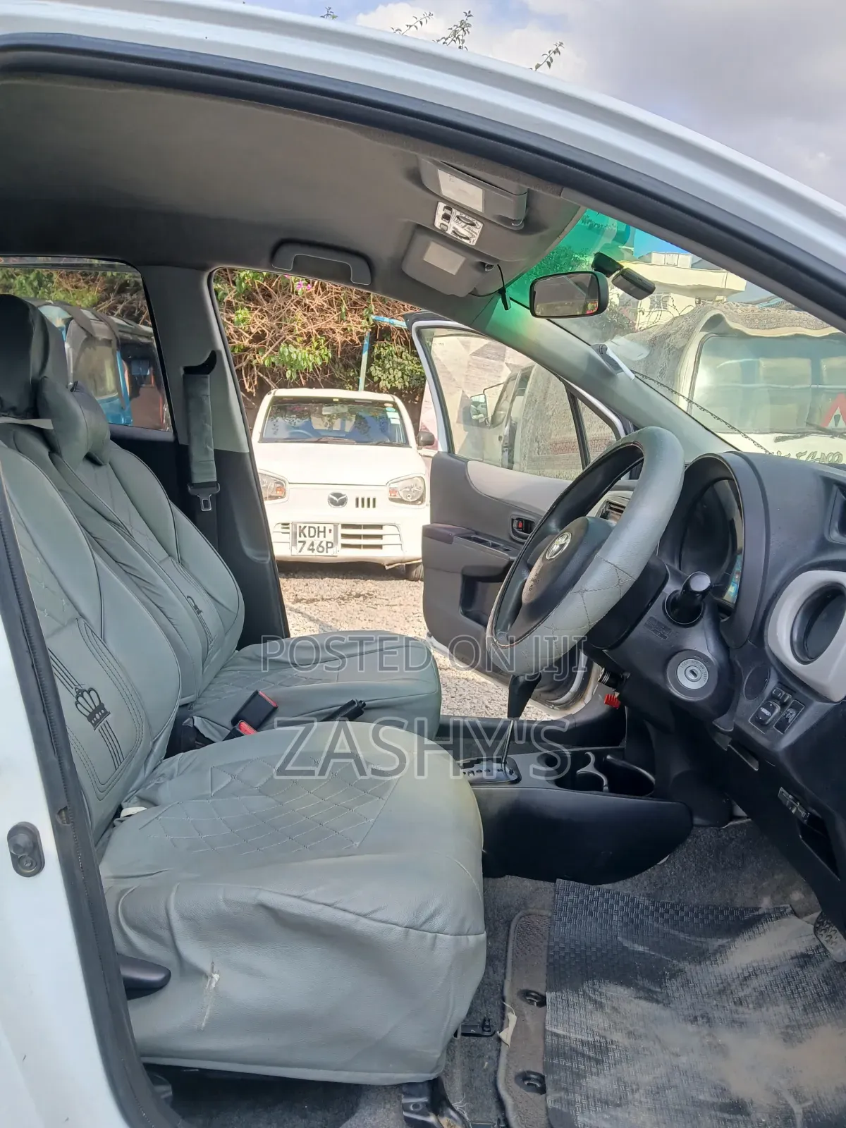 Toyota Vitz 2011 Silver