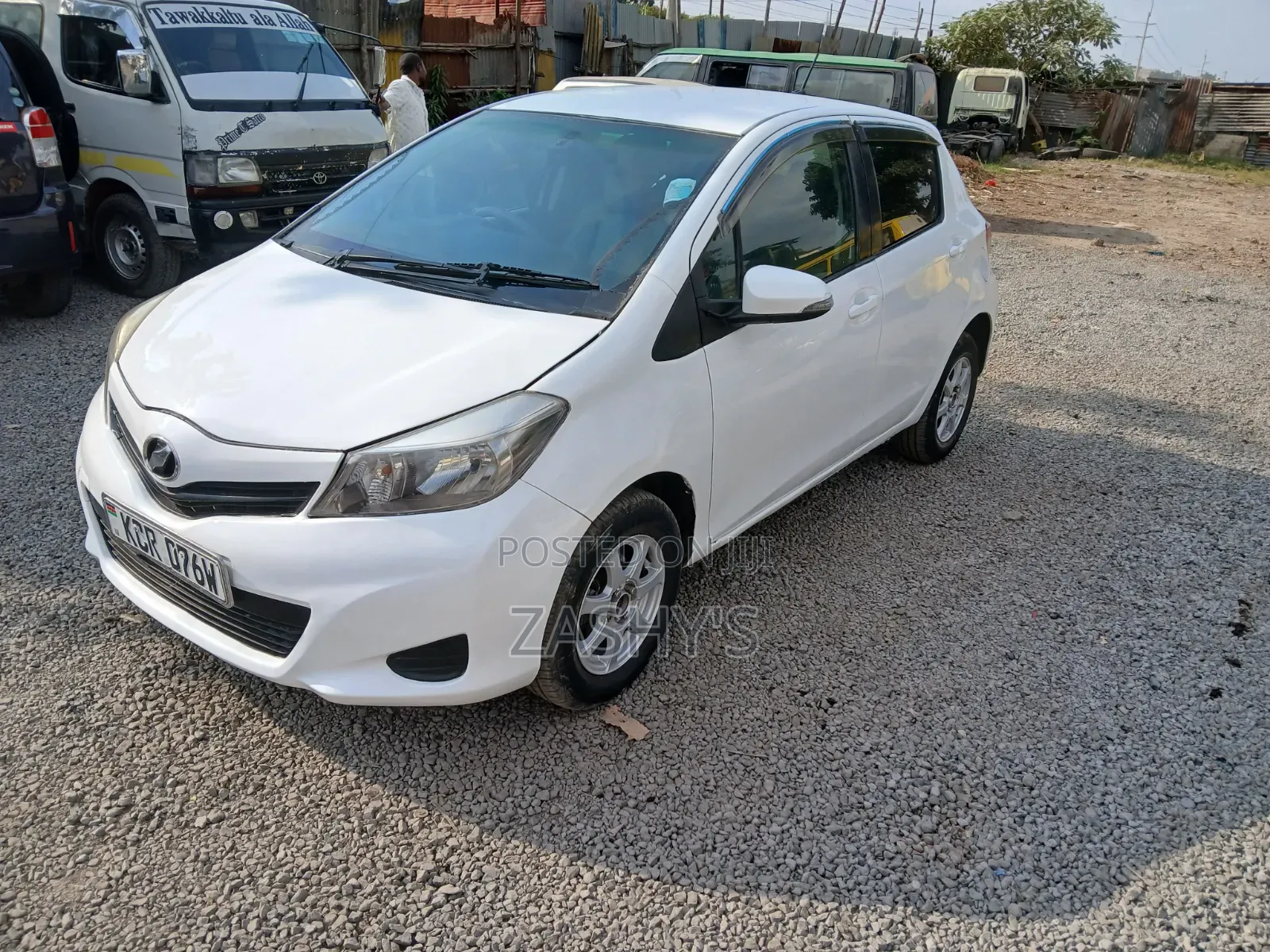 Toyota Vitz 2011 Silver