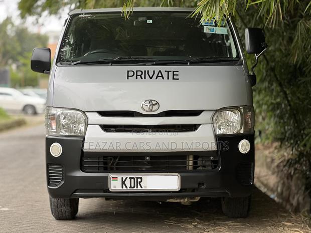 Toyota HiAce 2017 Silver - thumbnail 4