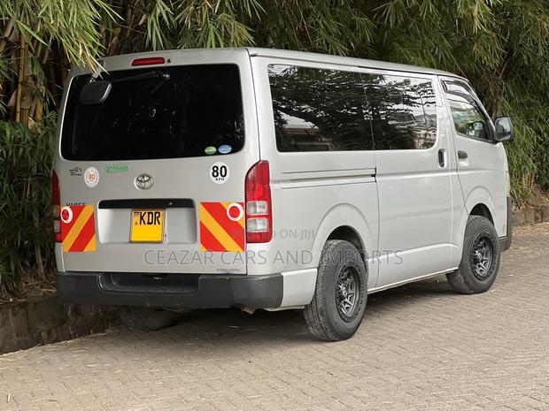Toyota HiAce 2017 Silver - thumbnail 2