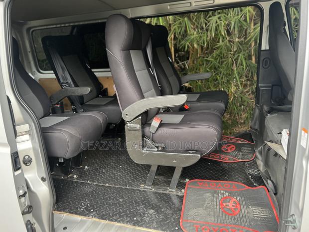 Toyota HiAce 2017 Silver - thumbnail 8