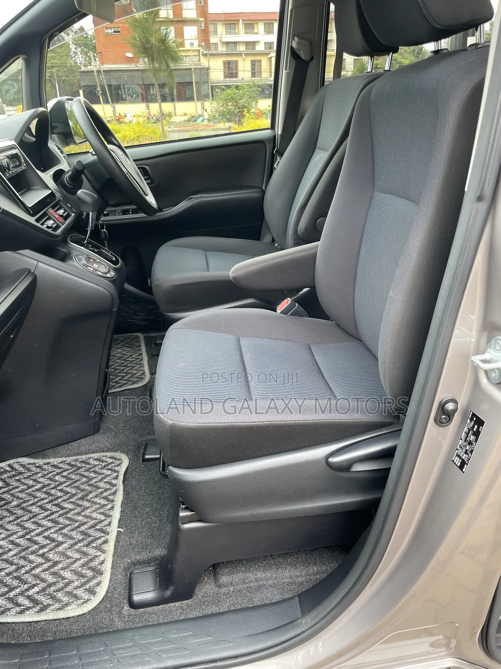 Toyota Voxy 2020 Gold