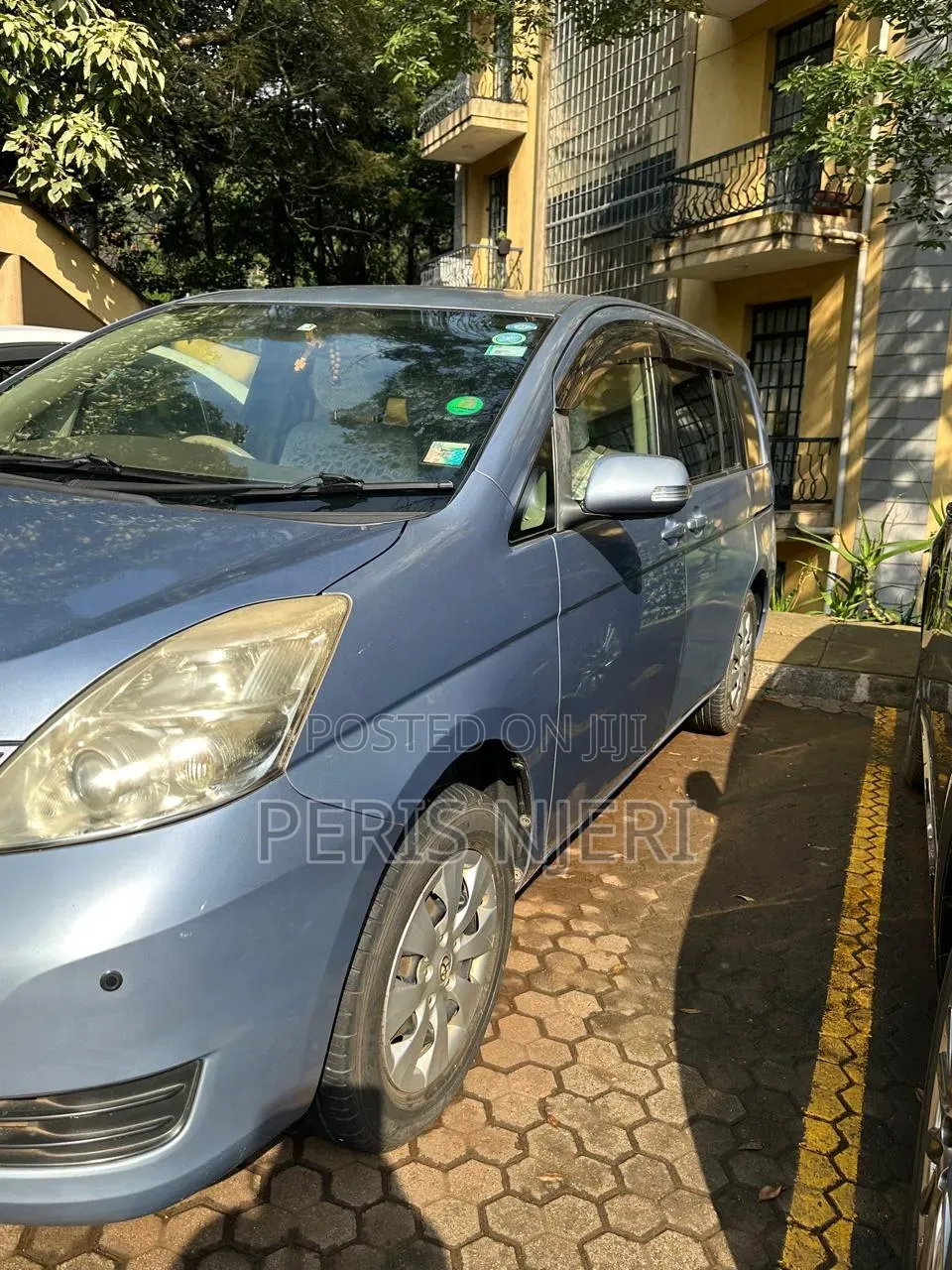 Toyota ISIS 2012 Blue