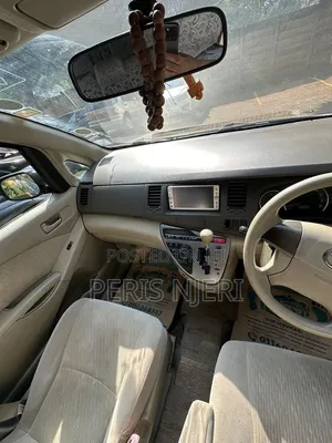 Toyota ISIS 2012 Blue